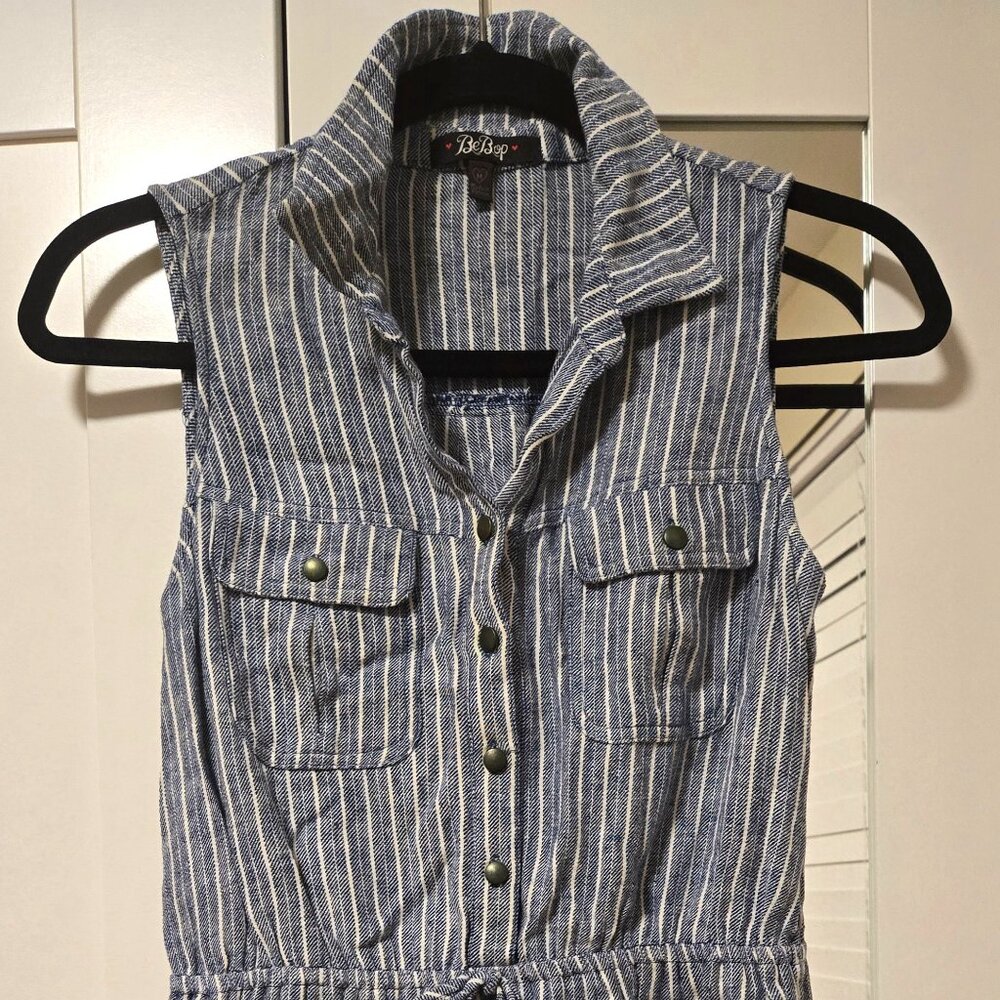 BeBop Tie-waist buttoned above knee sleeveless shirt dress